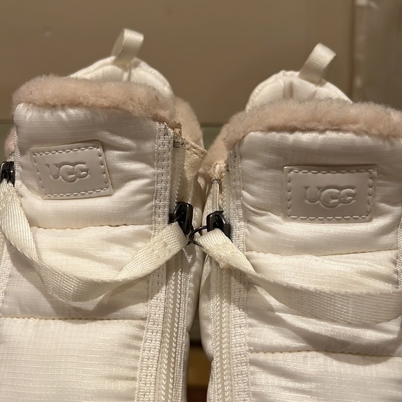 Uggs size 7 white color I wore it once. No stains. Perfect condition. - Picture 5 of 9